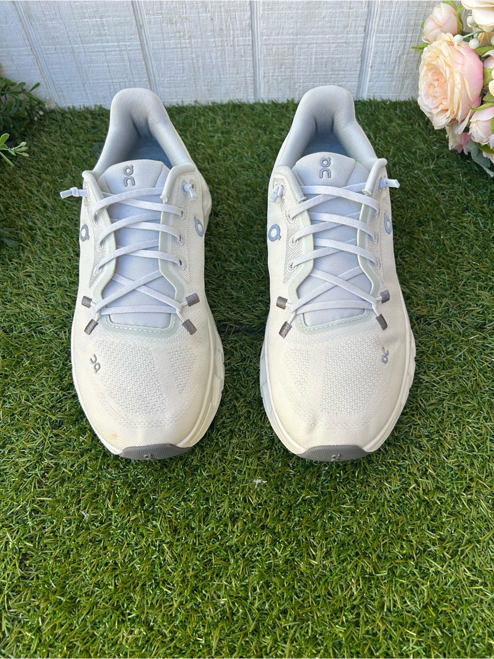On Running CLOUDTILT
Women RUNNING SHOES Color: Glacier/Ice
Size 7 gently used - Picture 11 of 16